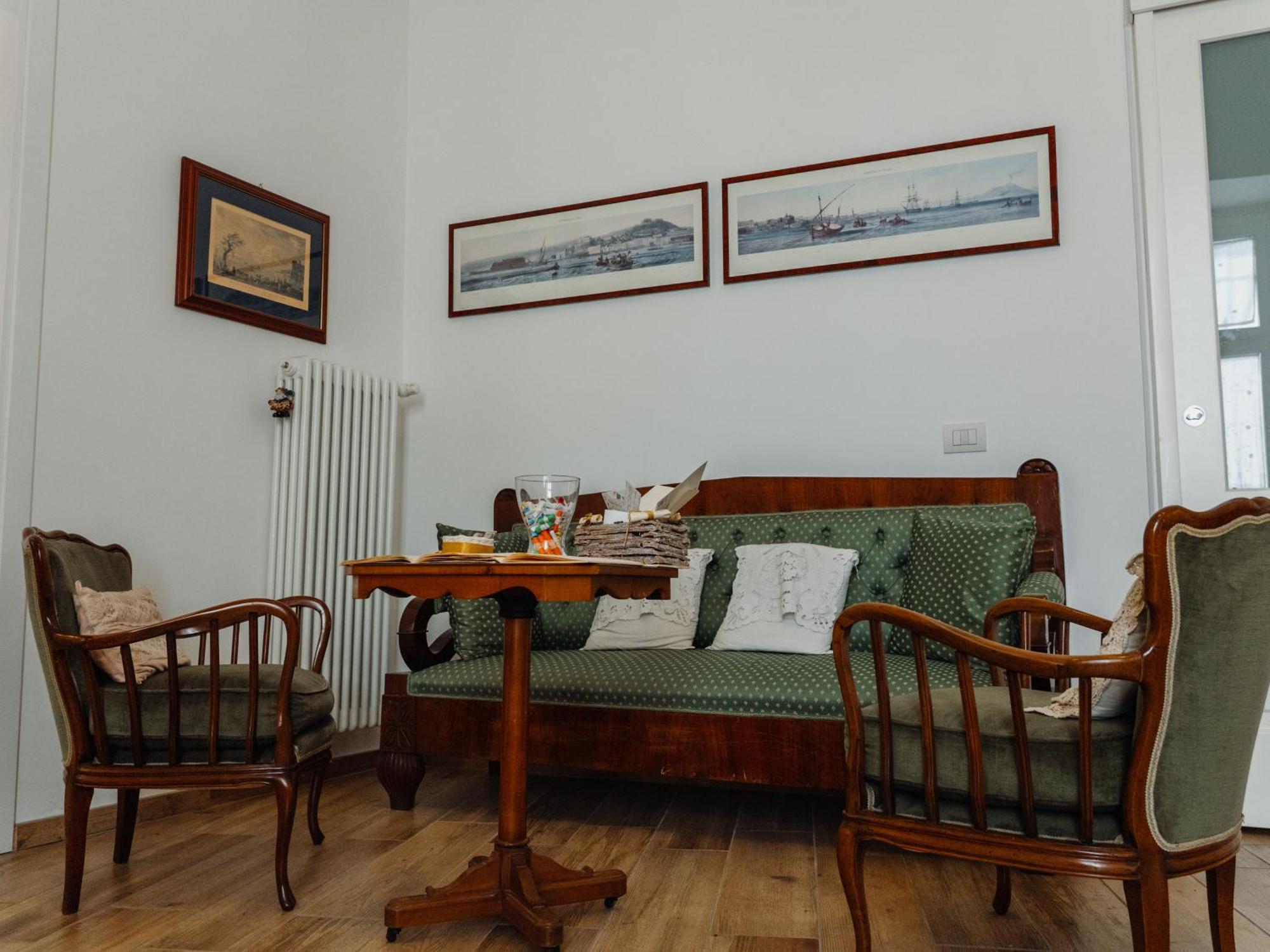 Lo Specchio Dei Papiri Bed and Breakfast Neapel Exteriör bild